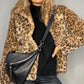 Fluffig kort jacka med leopardmönster för kvinnor