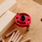 Självcentrerande dymlingsjigg för trä